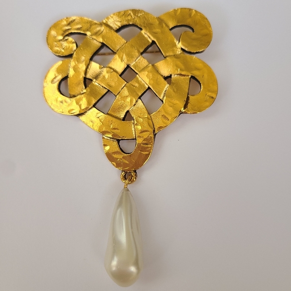 Vintage Chanel brass and simulated pearl drop knot Maison Goossens brooch, 1970s - Picture 2 of 11
